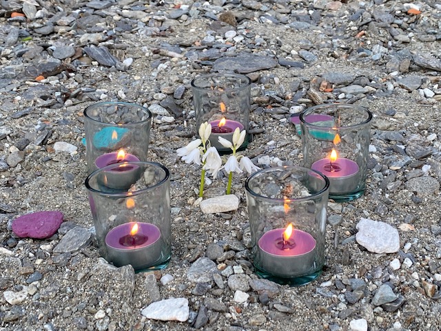 Lila Kerzen am Strand