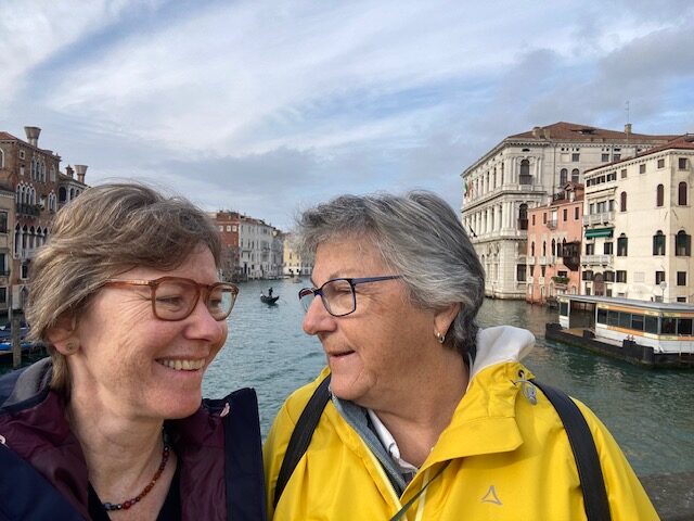 Zwei Frauen vor dem Canale Grande in Venedig